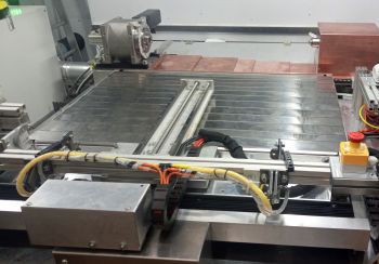 Zakládací stůl laserového svařování railové lišty